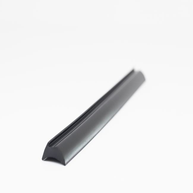 Akhtam al Abwab Walnawafidh Almasnueat Min al Aluminyum