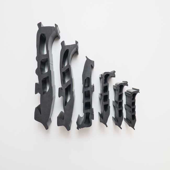 Al Akhtam Almataatiat Lil Anabib Albilastikia