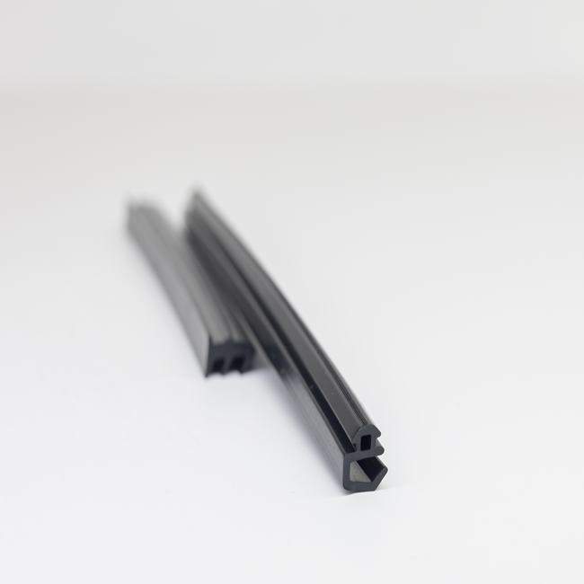 Akhtam al Abwab Walnawafidh Alkhashabia