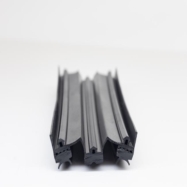 Akhtam al Abwab Walnawafidh Alkhashabia